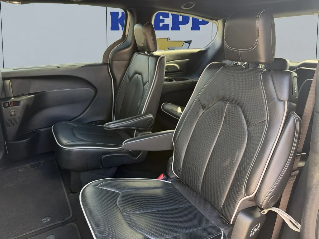 Used 2025 Bright White Clearcoat Chrysler Limited image 16