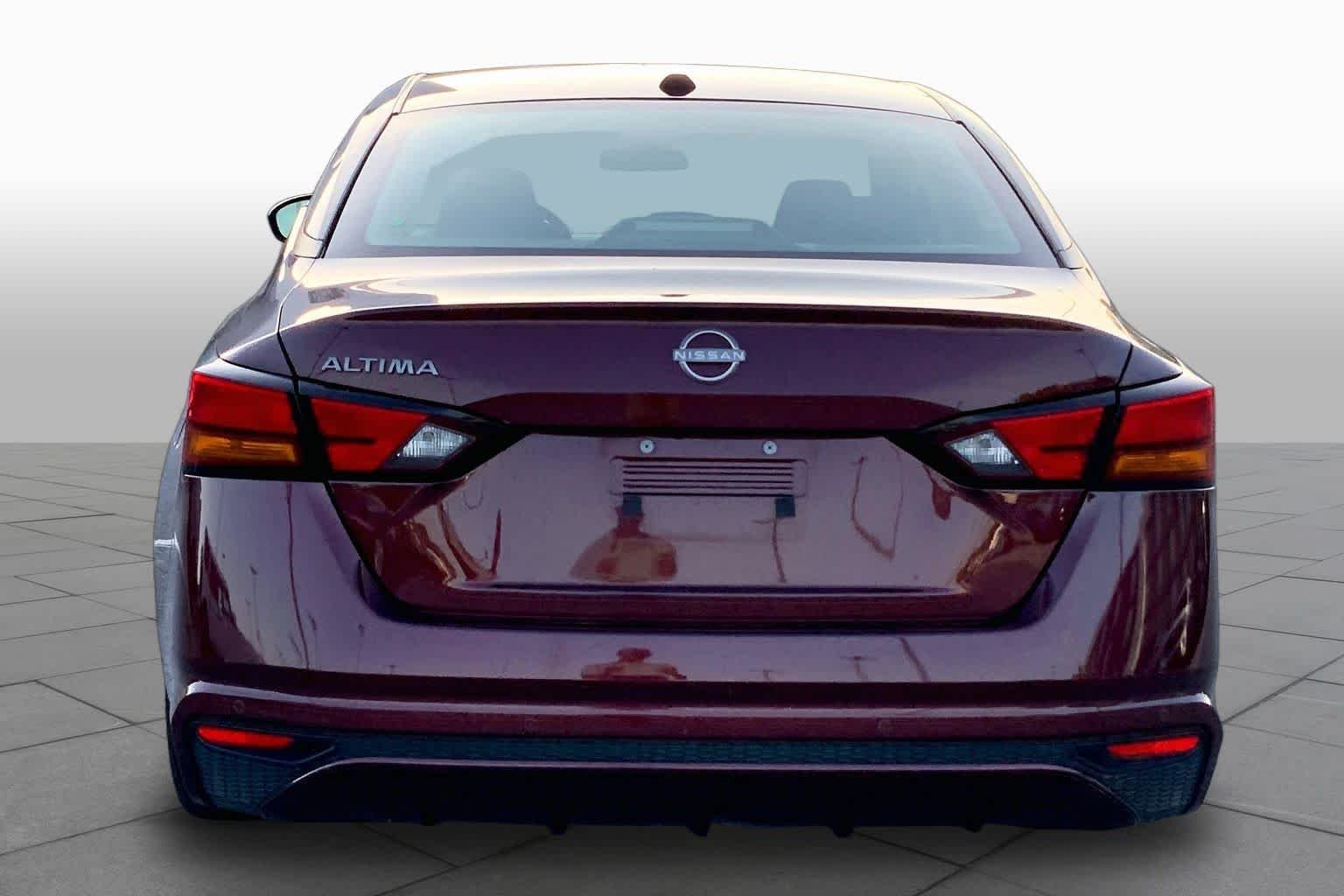 Used 2025 Garnet Pearl Metallic Nissan SV image 5
