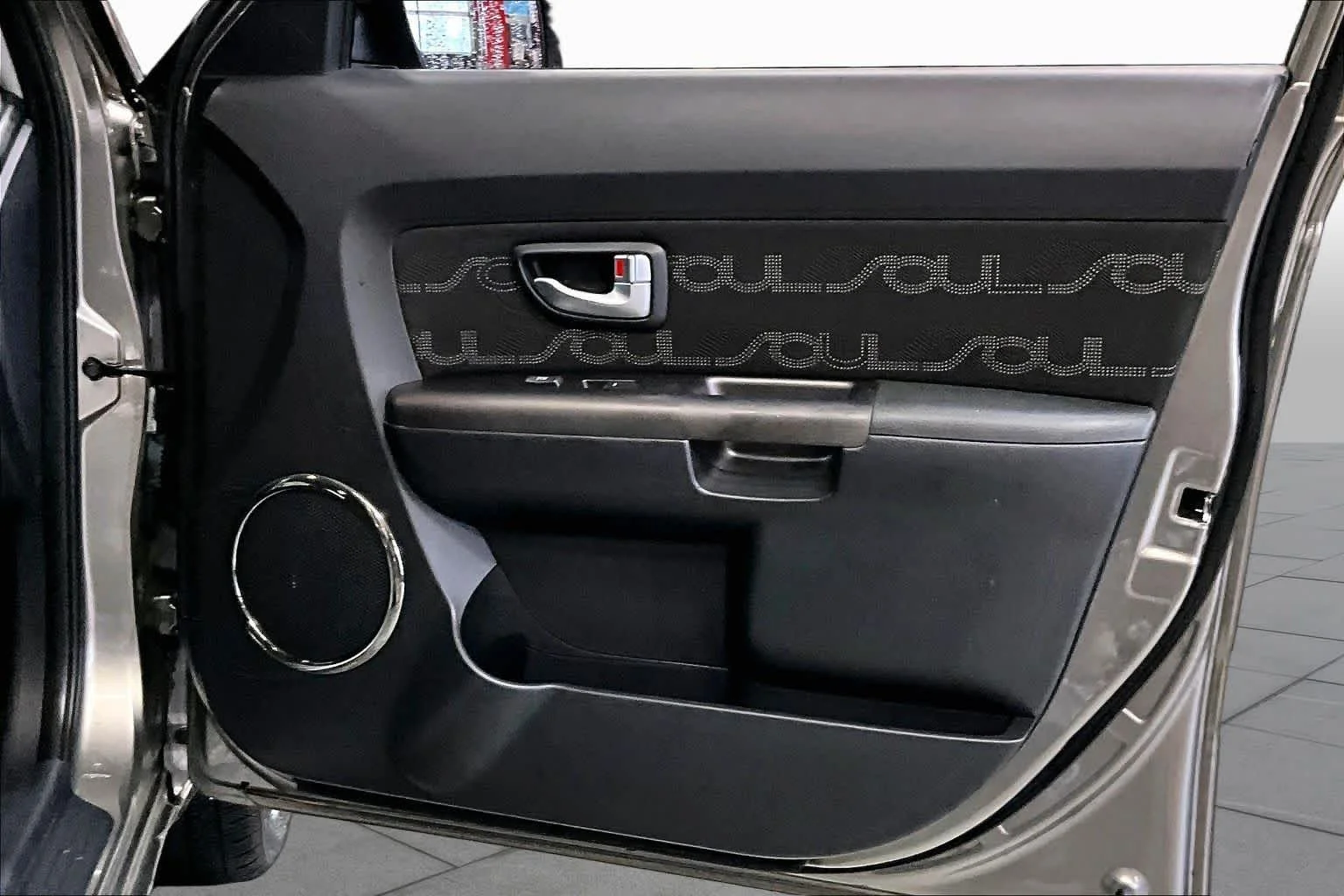 Used 2012 Titanium Pearl Metallic Kia + image 21