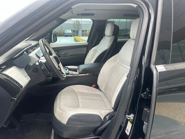 Used 2023 Black Land Rover SE Dynamic image 9