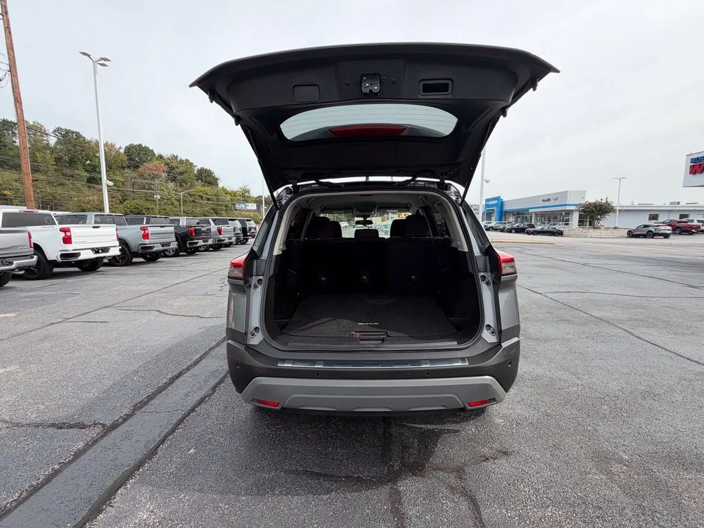 Used 2023 Gray Nissan SV image 9