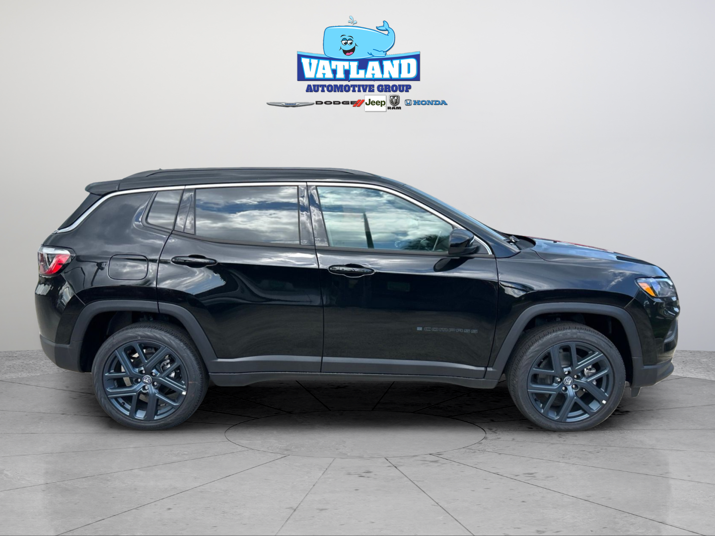 New 2026 Diamond Black Crystal Pearl-Coat Exterior Paint Jeep Latitude image 6