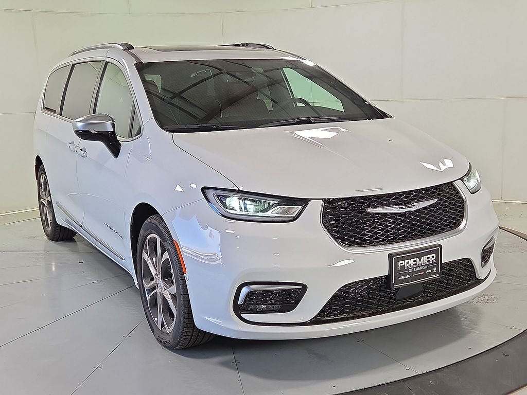 2026 Chrysler Pacifica Pinnacle's photo