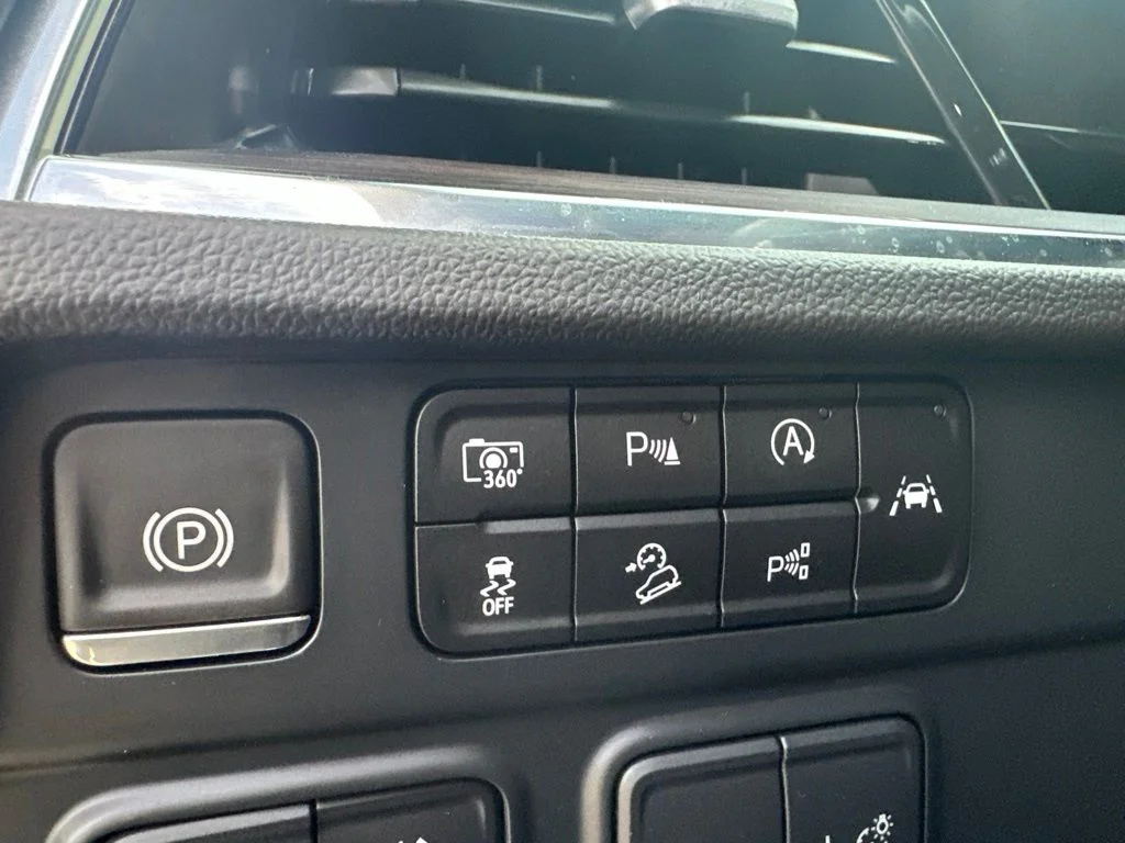 Used 2025 Gray Chevrolet Z71 image 12