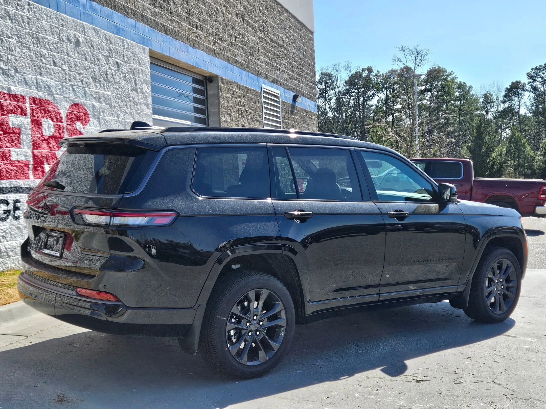New 2026 Diamond Black Crystal Pearlcoat Jeep Limited Reserve image 7