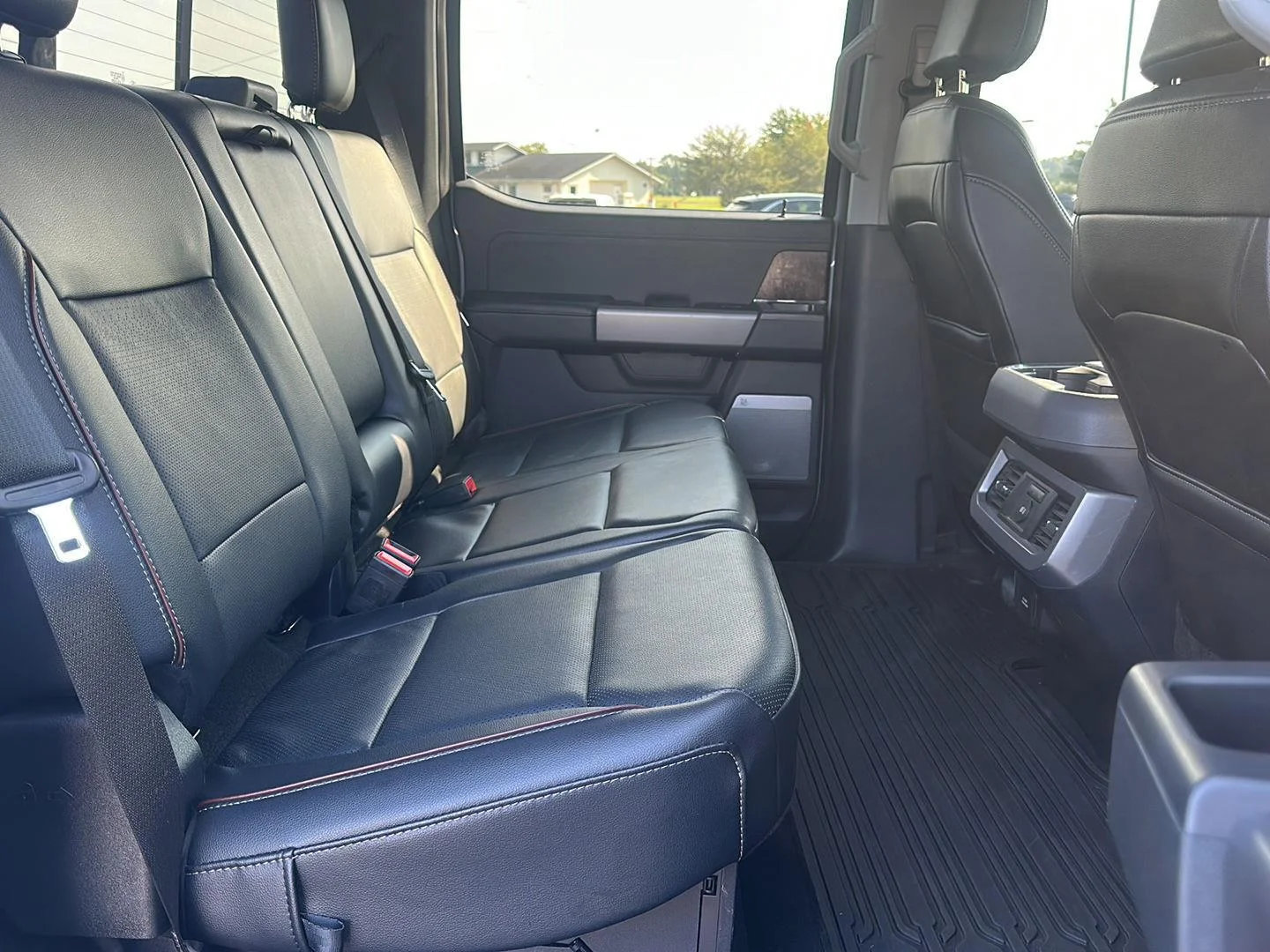 Used 2024 Glacier Gray Metallic Tri-Coat Ford Lariat image 17