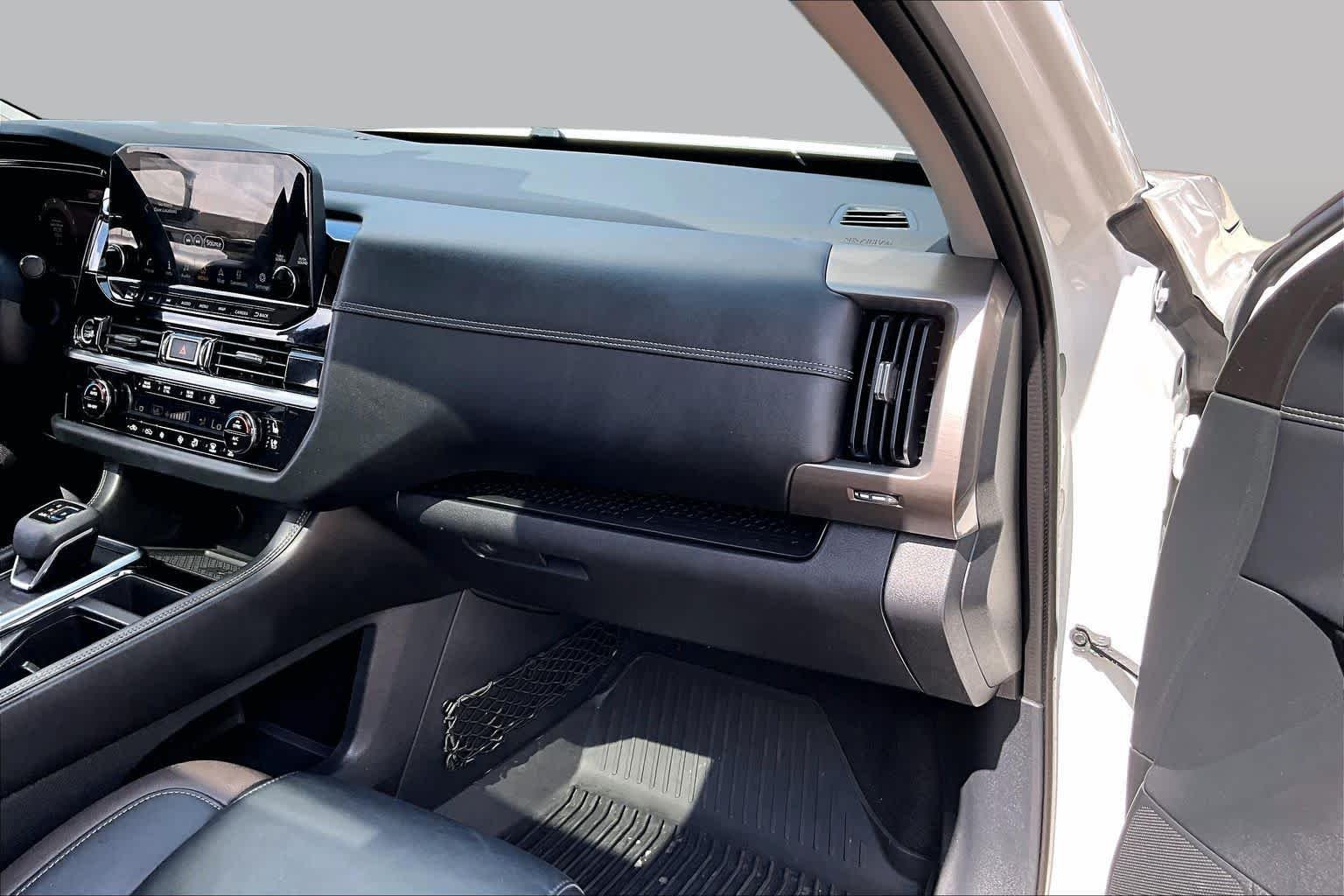 Used 2022 Pearl White Tricoat Nissan Platinum image 17