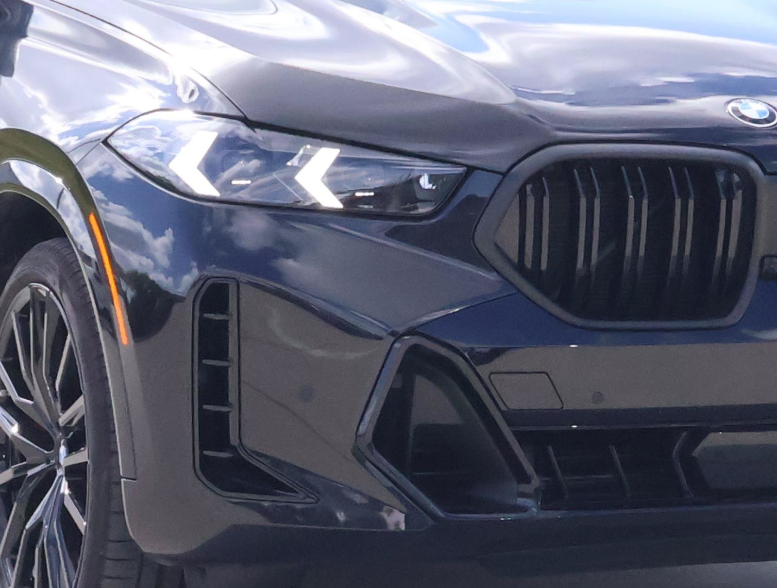Used 2025 Black Sapphire Metallic BMW M60i image 7
