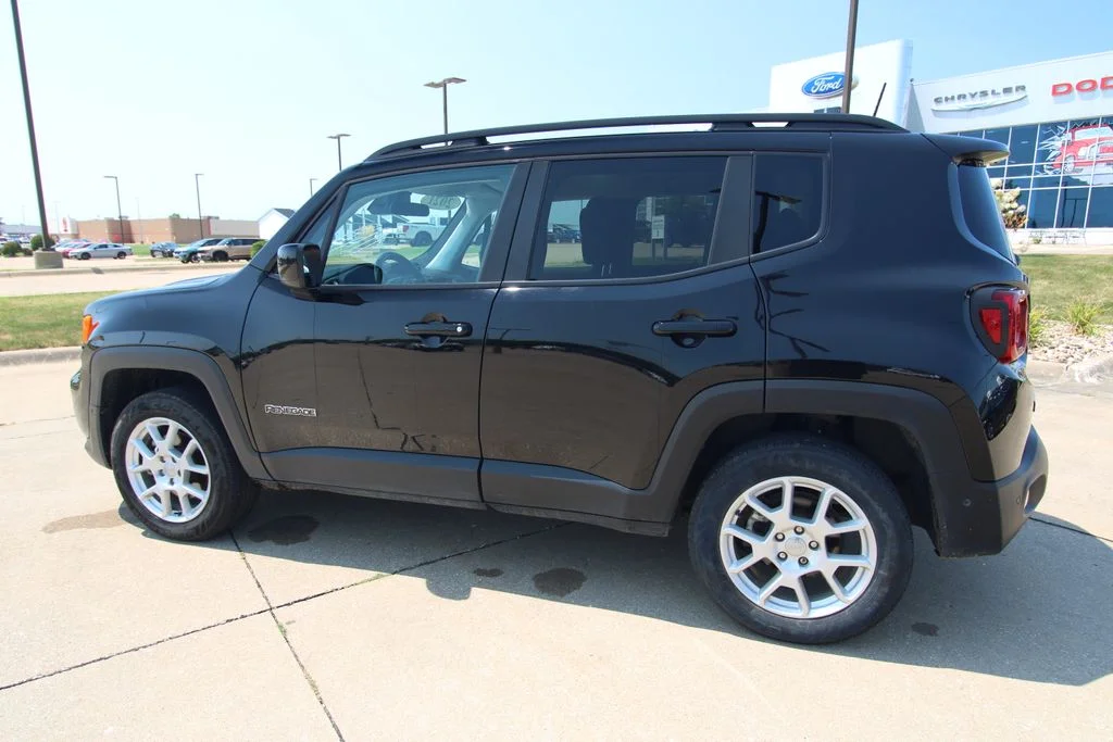Used 2021 Black Jeep Latitude image 15