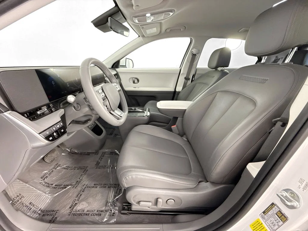 Used 2025 White Hyundai SEL image 19