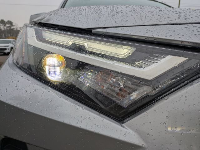 Used 2022 Silver Toyota XLE Premium image 9