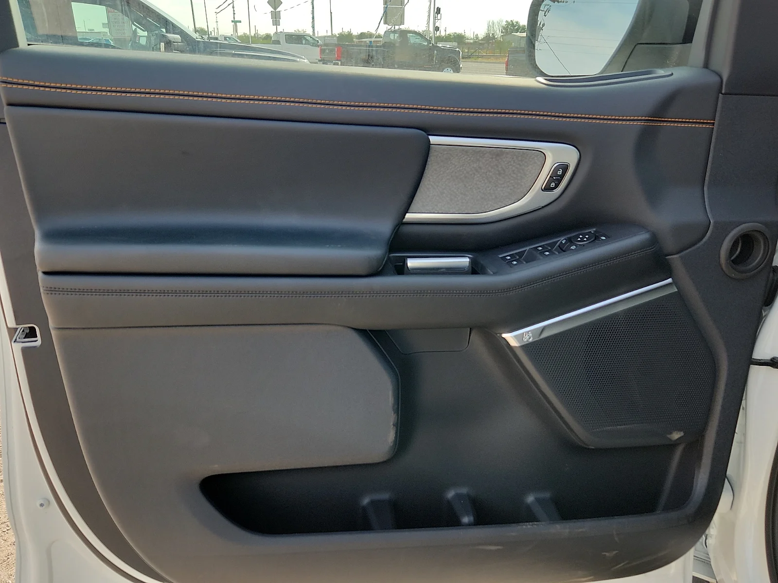 New 2027 Star White Metallic Tri-Coat Ford Tremor image 13