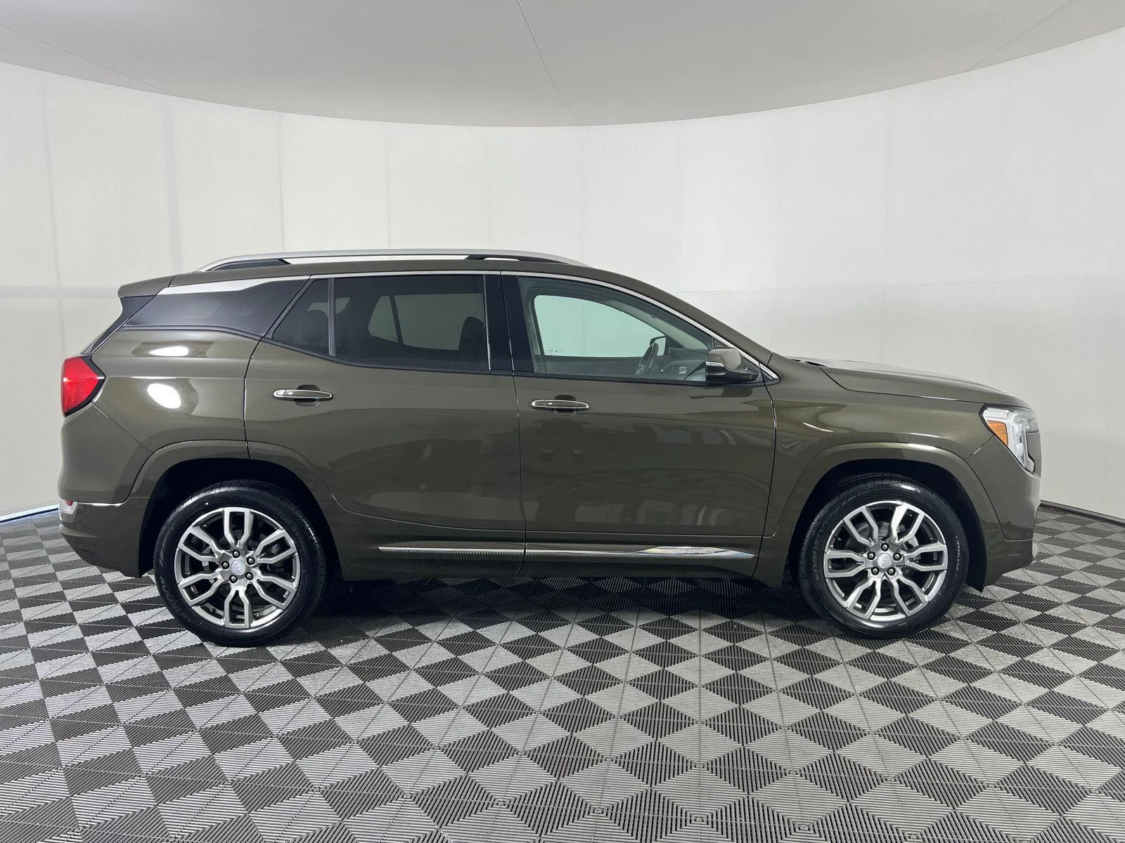 Used 2023 Deep Bronze Metallic GMC Denali image 27