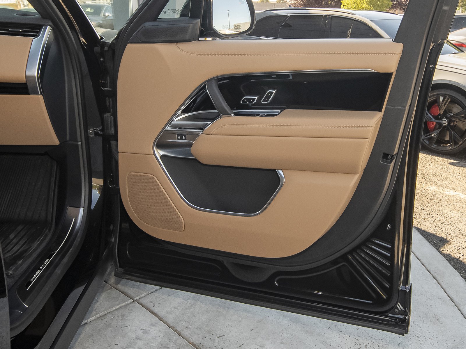 New 2026 Santorini Black Land Rover SE image 43