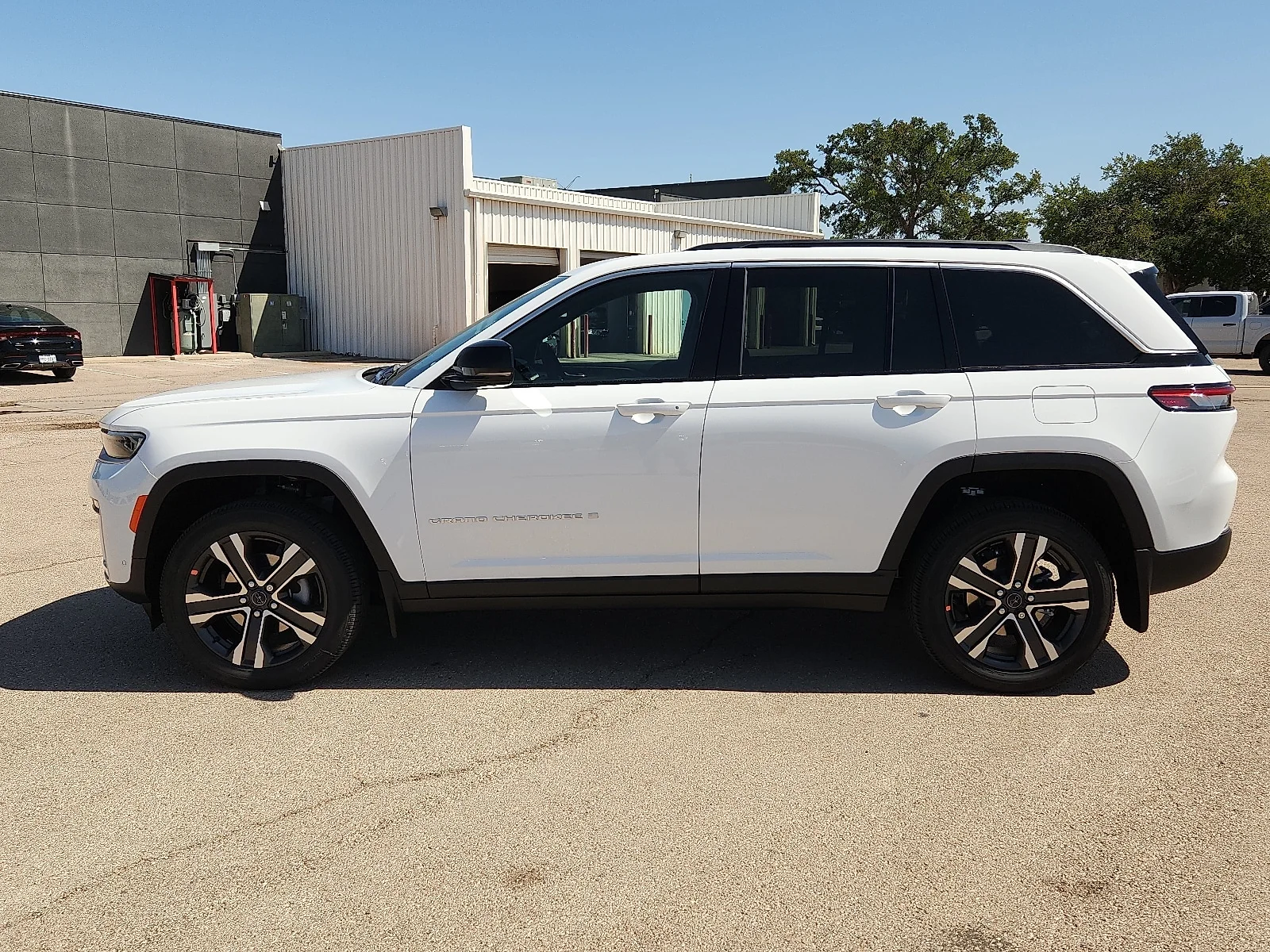 New 2027 Bright White Clear-Coat Paint Jeep LIMITED 4X4 image 2