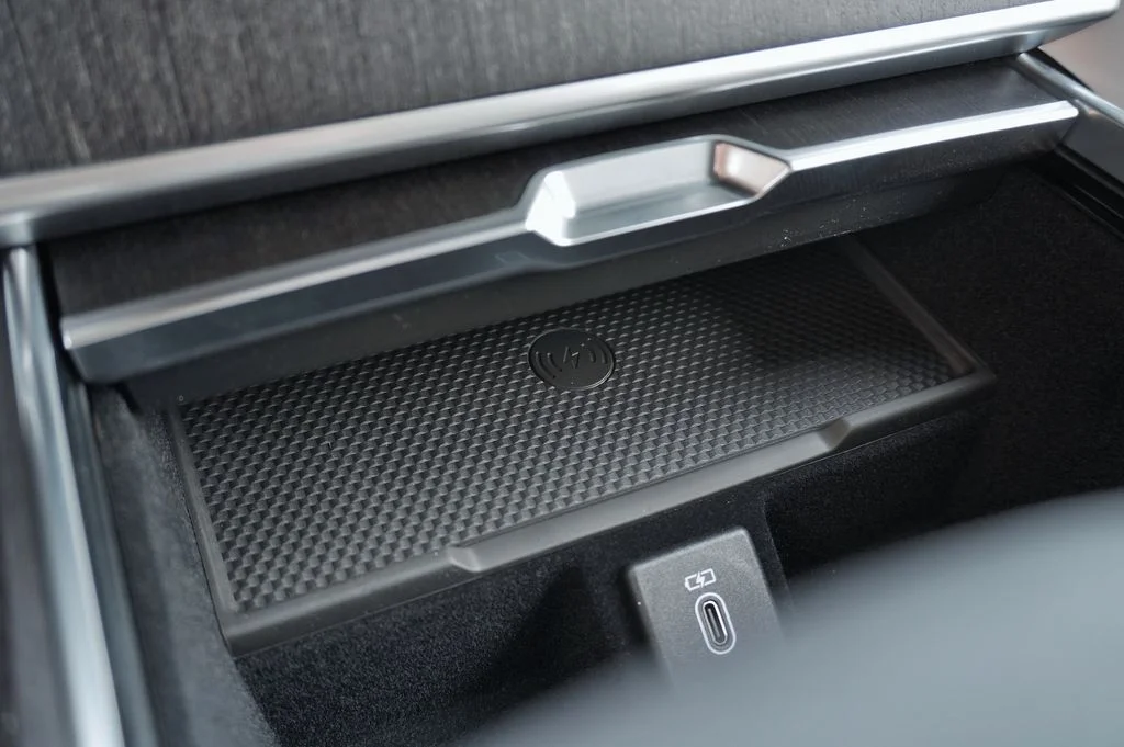 New 2026 Santorini Black Land Rover SE image 29
