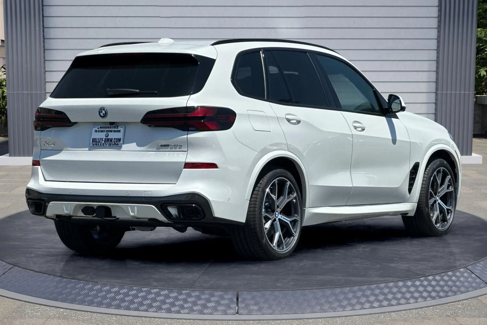 New 2026 Mineral White Metallic BMW xDrive50e image 4
