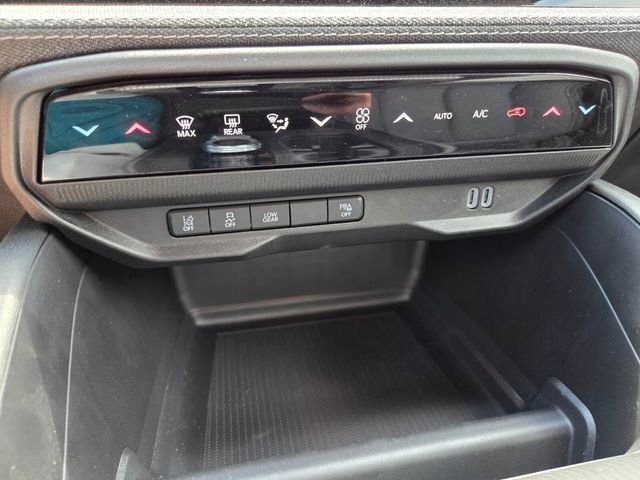 New 2026 Hydro Blue Pearl-Coat Exterior Paint Jeep Laredo image 16