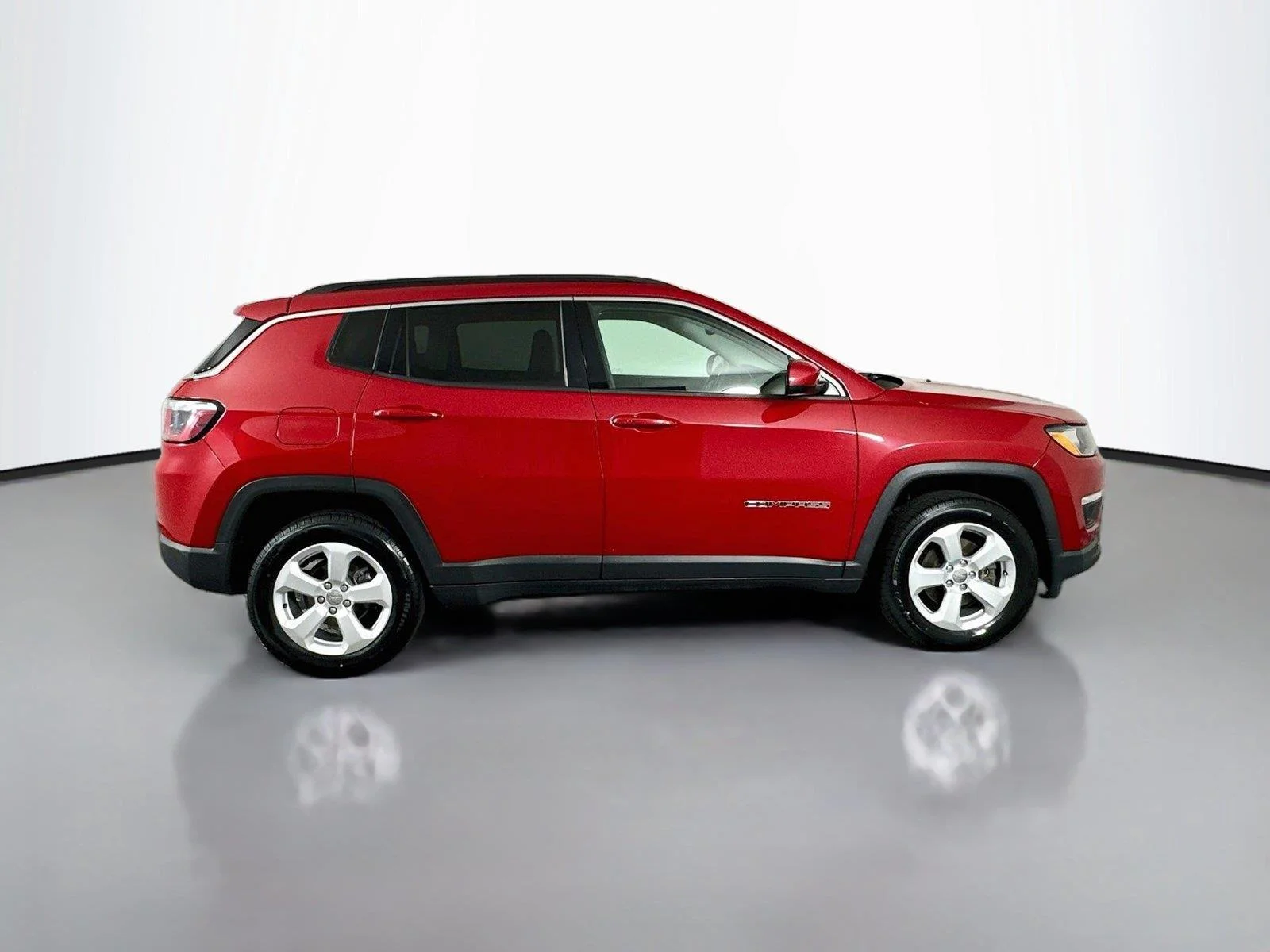 Used 2019 Redline Pearlcoat Jeep Latitude image 18