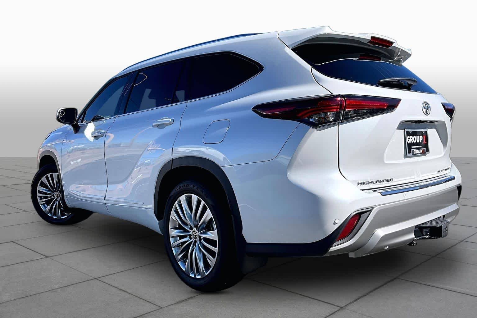Used 2026 Wind Chill Pearl Toyota Platinum image 12