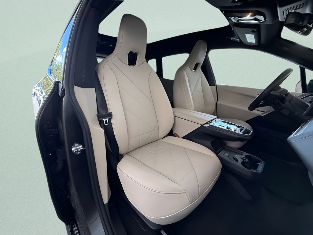 Certified Used 2025 Gray BMW M60 image 24
