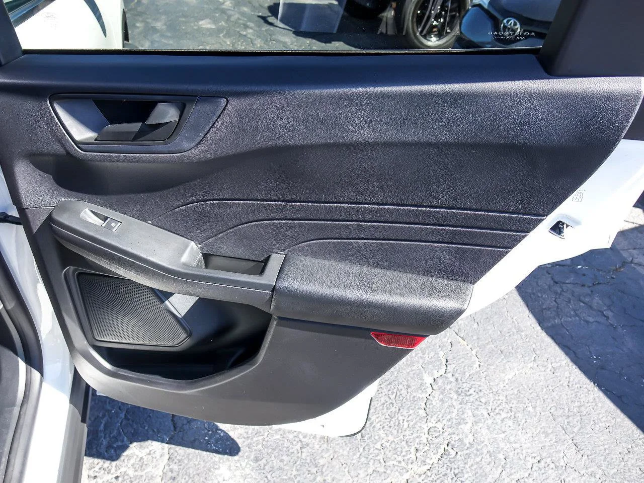 Used 2022 White Metallic Ford SE image 30