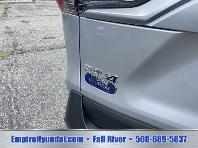 Used 2025 Silver Sky Metallic Toyota XLE image 5