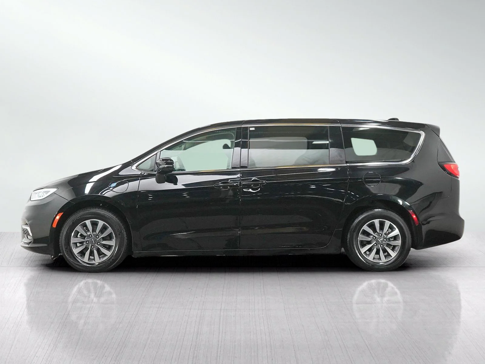 Used 2024 Chrysler Pacifica PHEV Select with VIN 2C4RC1S79RR166650 for sale in Burnsville, Minnesota