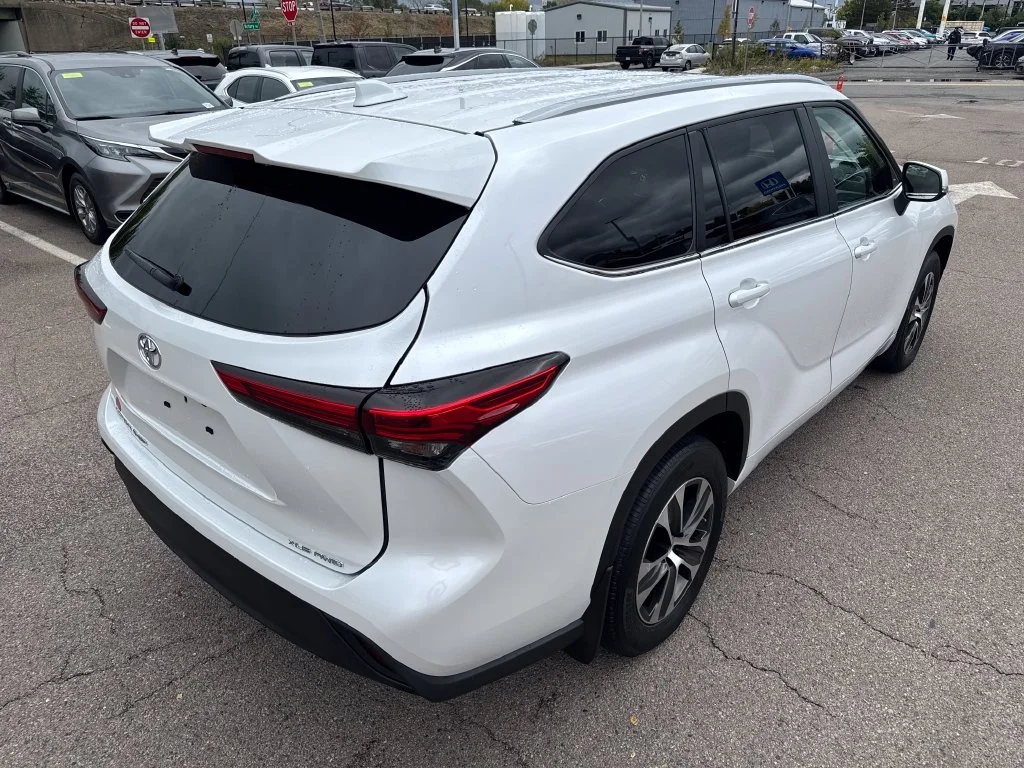 Used 2023 Beige Toyota XLE image 9