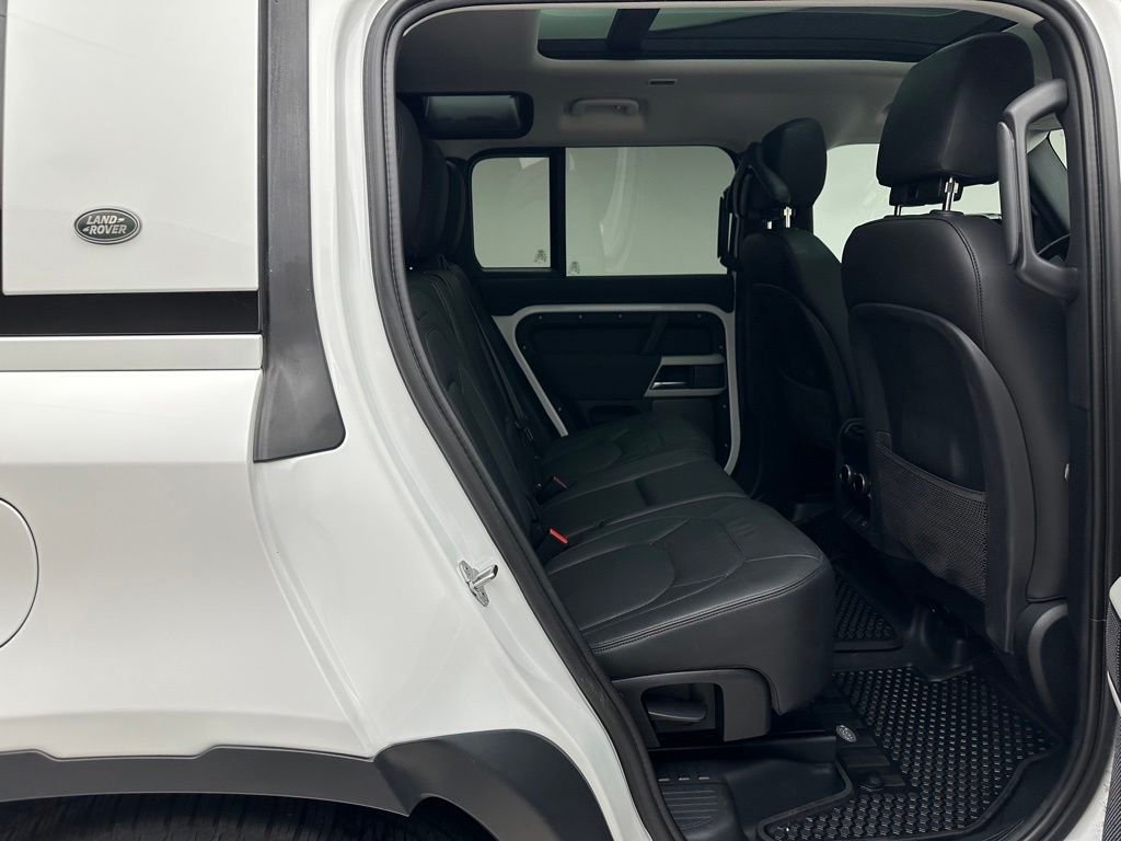 Used 2023 Fuji White Land Rover SE image 7