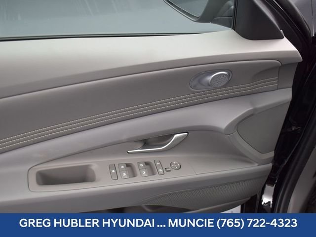 Used 2025 Black Hyundai SEL Convenience image 19
