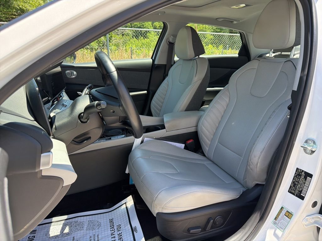 2025 Hyundai Elantra Limited - Photo 23
