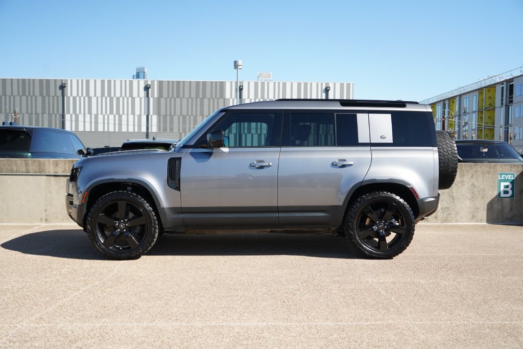 Used 2023  Land Rover S image 6