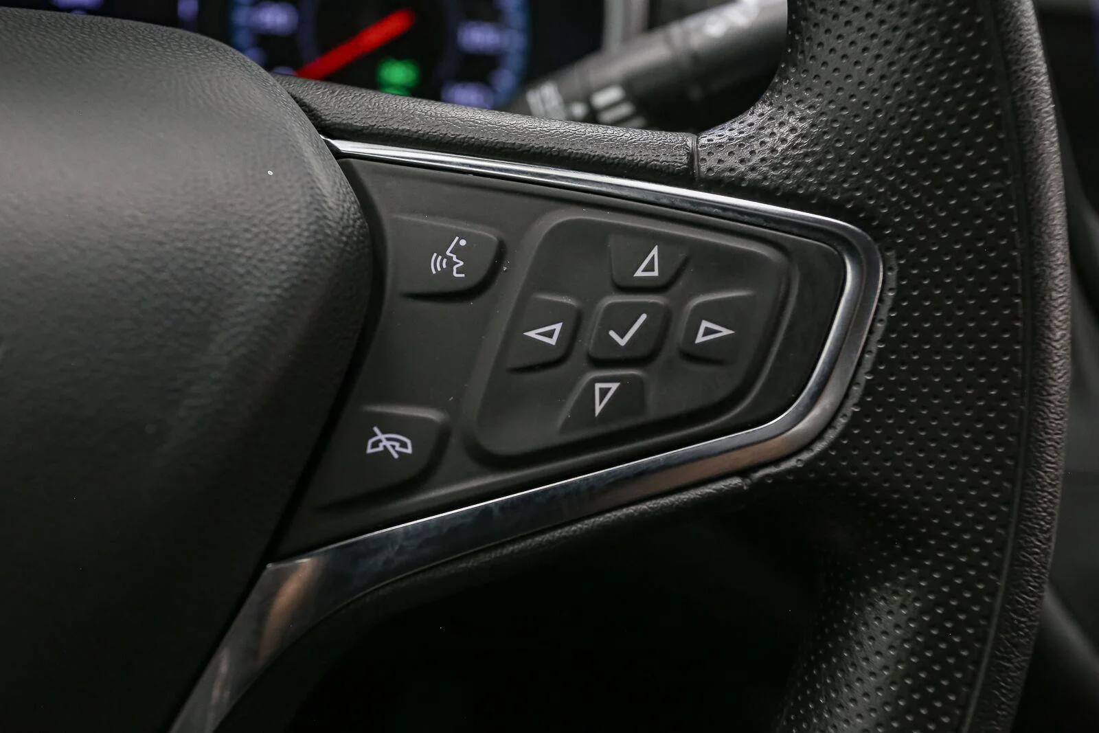 Used 2025 Mineral Gray Metallic Chevrolet LT image 36
