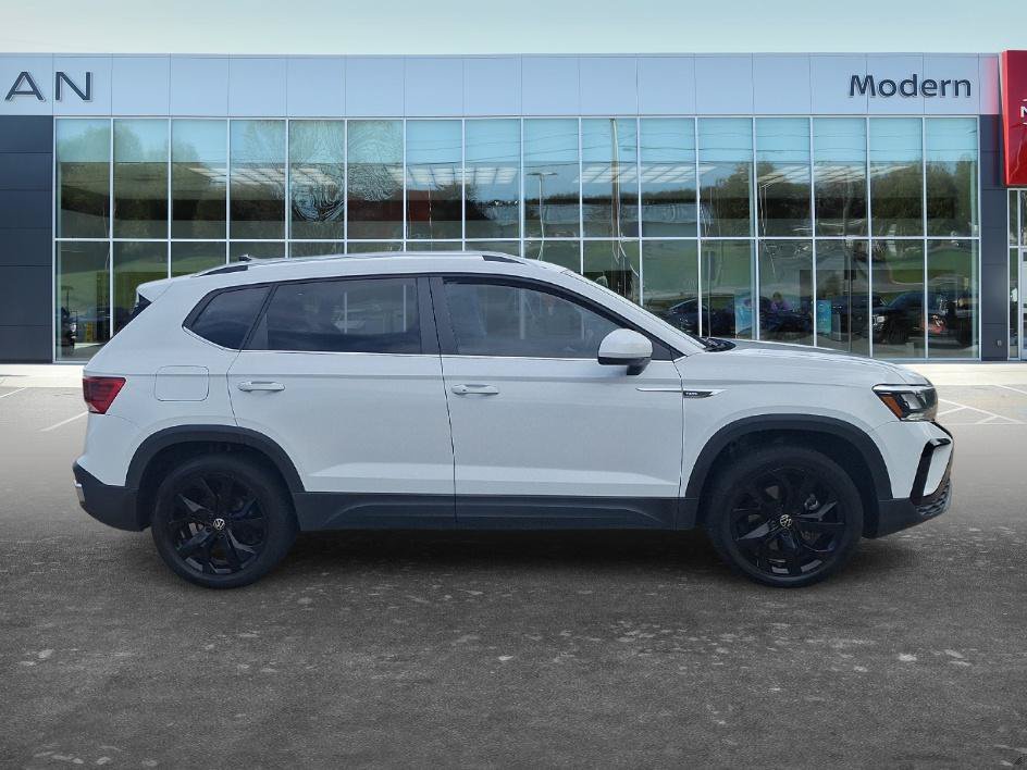 Used 2022 Pure White Volkswagen SE image 4