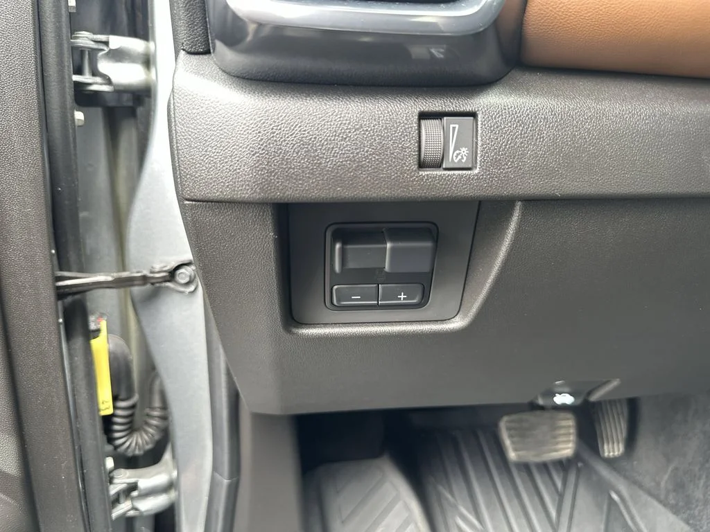 Used 2025 Silver GMC AT4 image 18