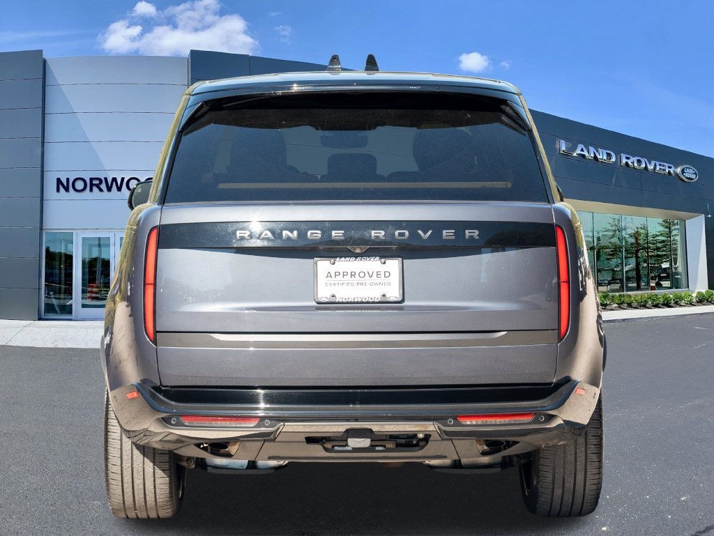Used 2025  Land Rover SE image 5