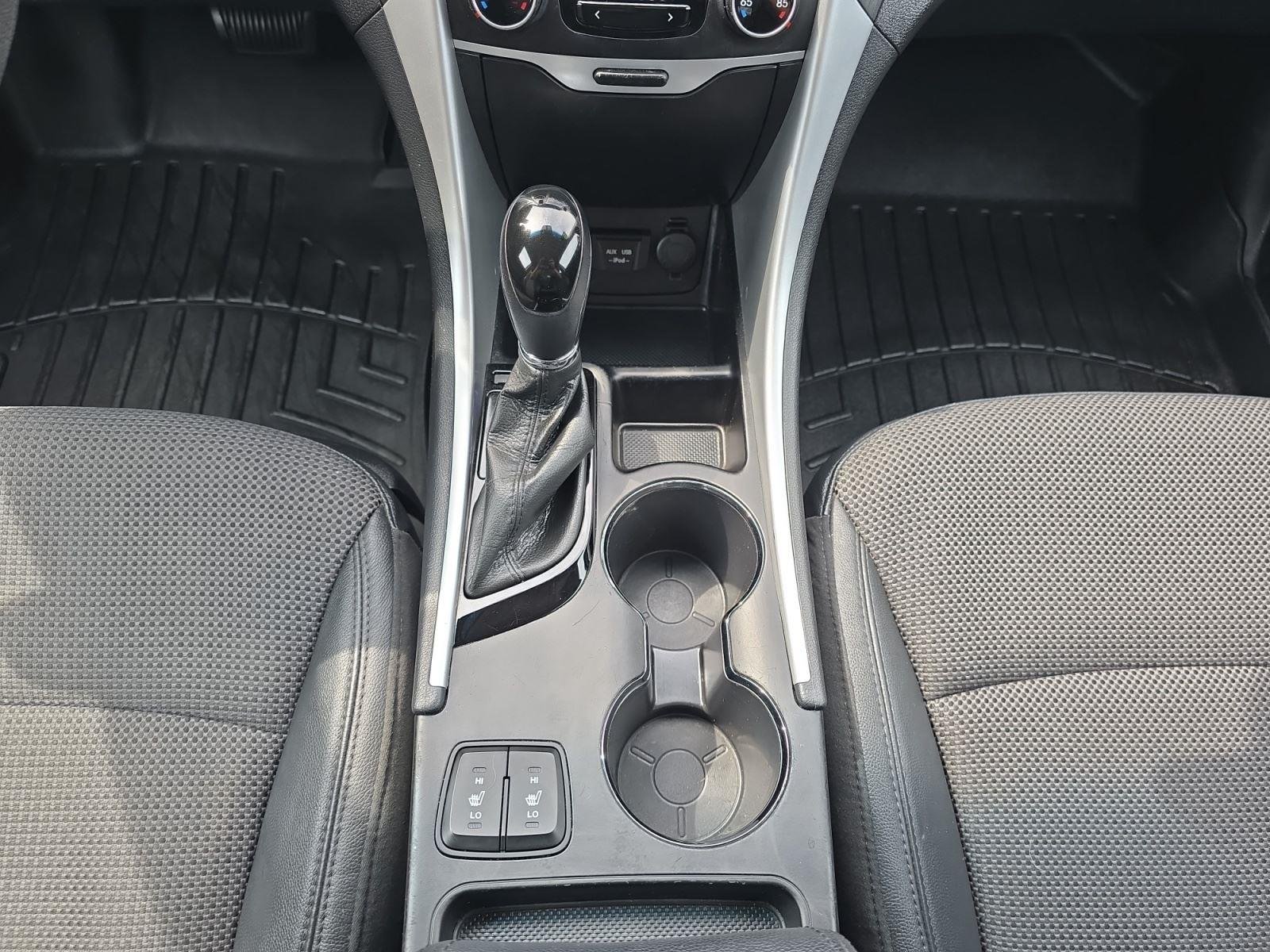 Used 2013 Shimmering White Hyundai SE image 17