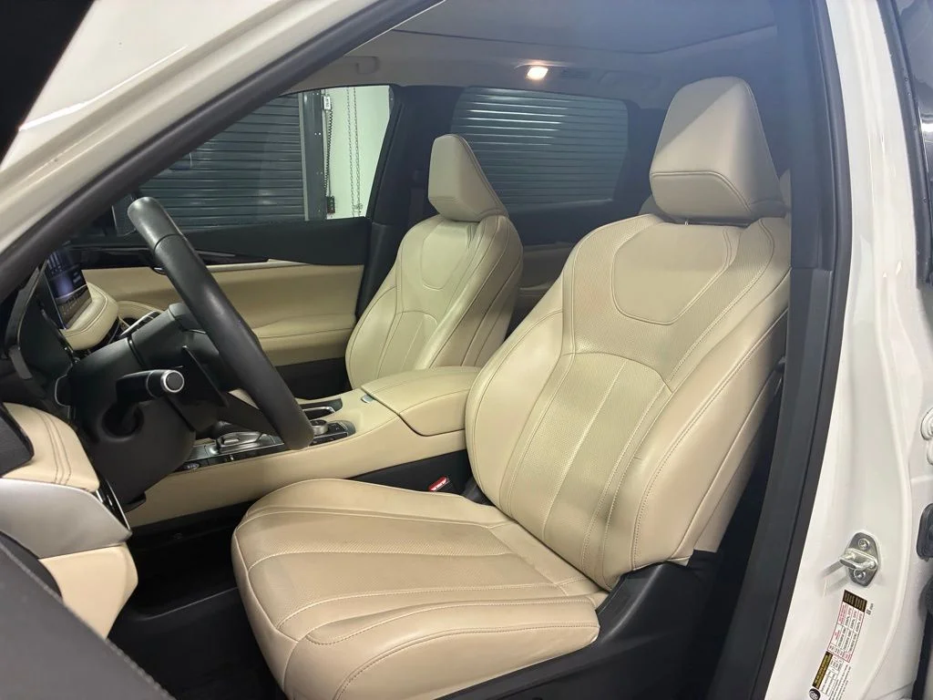 Used 2025 Glacier White INFINITI PURE image 5