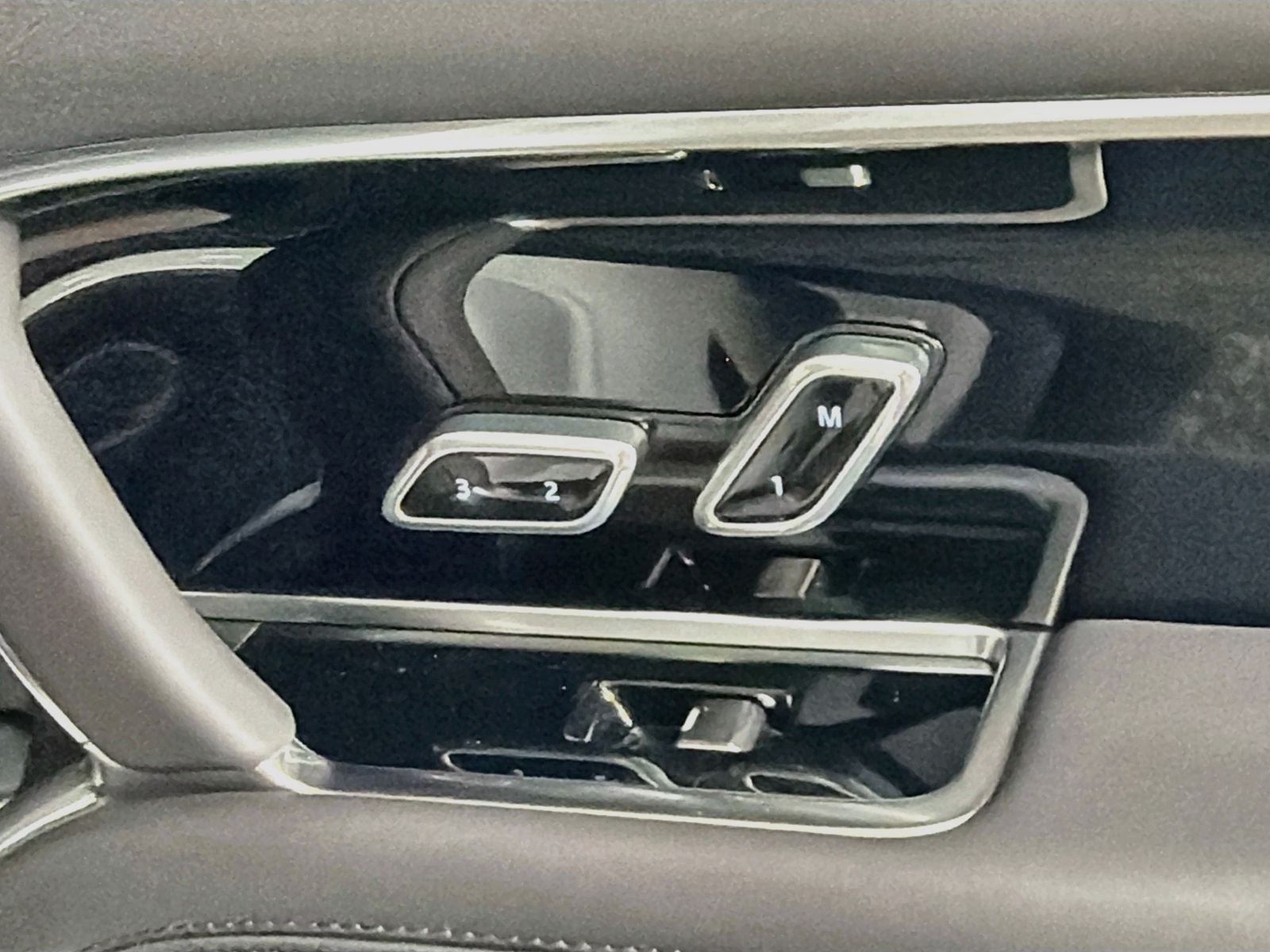 New 2026 Fuji White LAND ROVER SE 7 Seats image 33