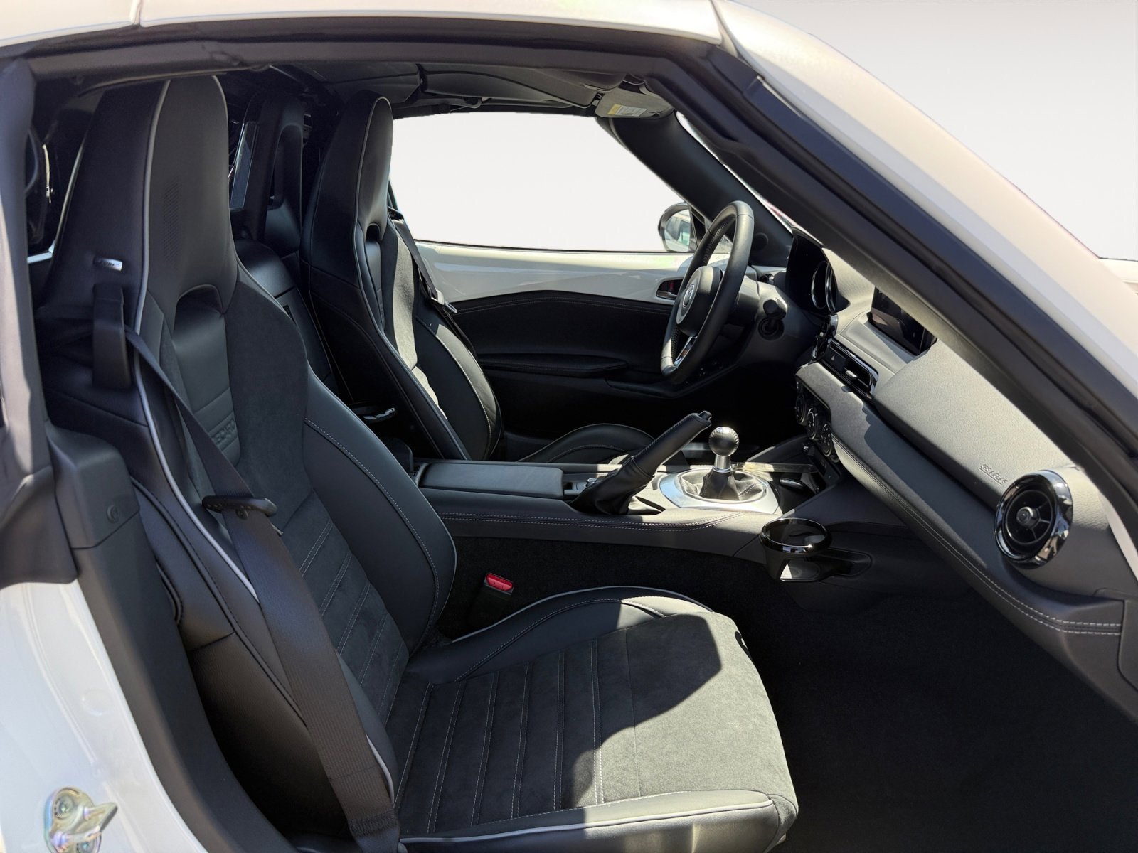 Certified Used 2025 Snowflake White Pearl Mazda Club image 19