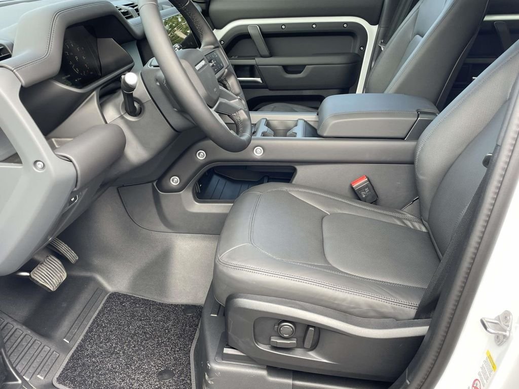 New 2026 Fuji White Land Rover X-Dynamic SE image 9