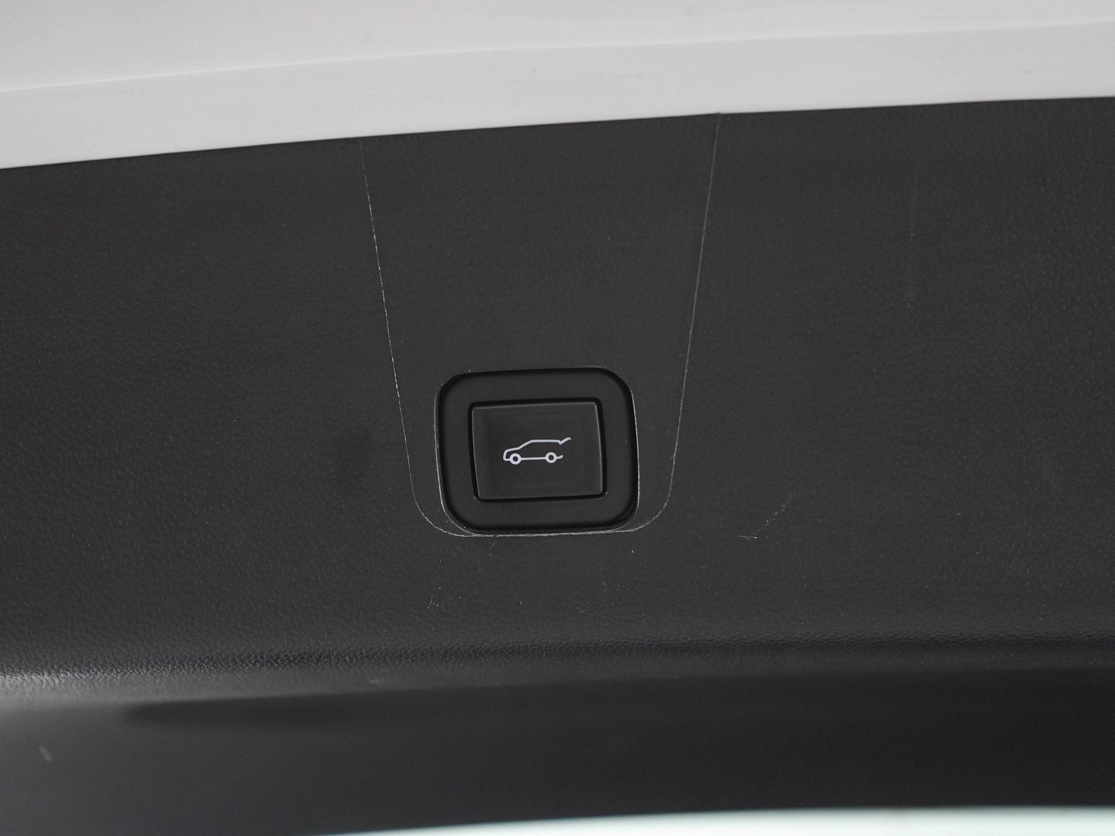 Used 2023 IRIDESCENT PEARL TRICOAT Chevrolet High Country image 18