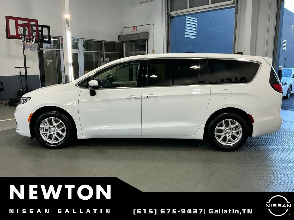 Used 2023 Bright White Clearcoat Chrysler Touring L image 3