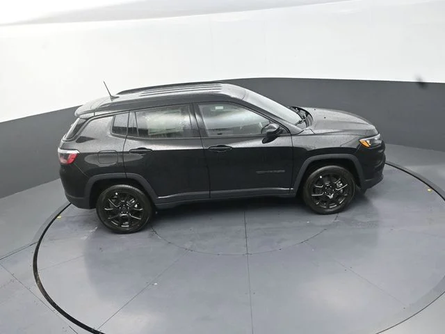 New 2026 Diamond Black Crystal Pearl-Coat Exterior Paint Jeep Latitude image 18