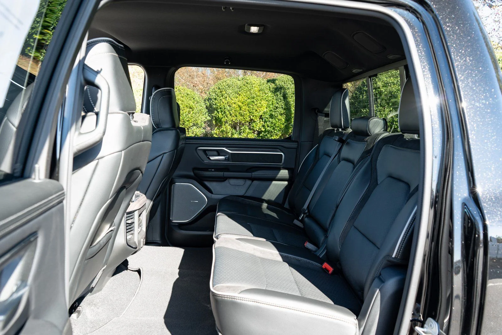 New 2026 Diamond Black Crystal Pearl-Coat Exterior Paint RAM Laramie image 18