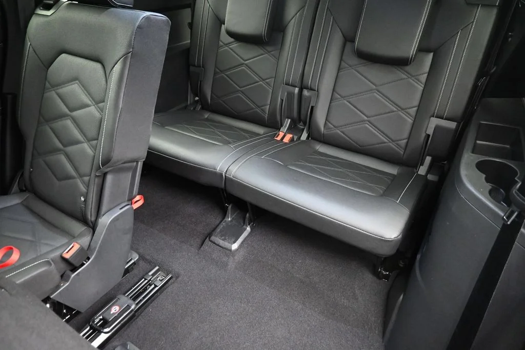 Used 2026 Silver Volkswagen SE w/Technology image 15