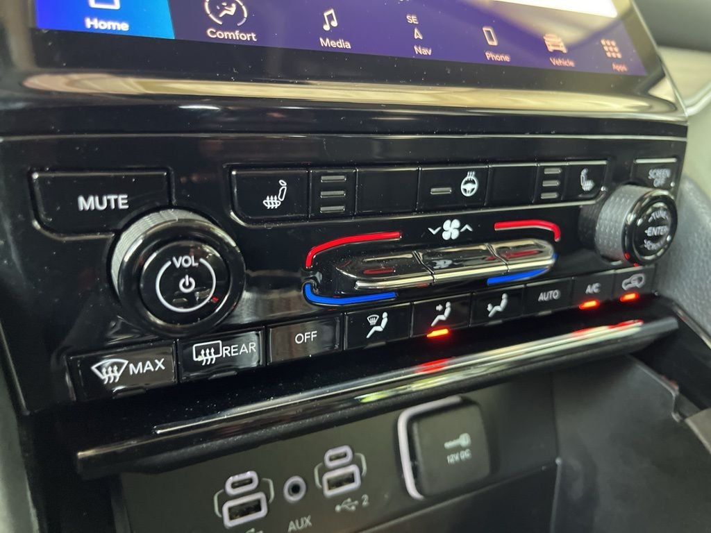 Used 2023 Velvet Jeep Limited image 36