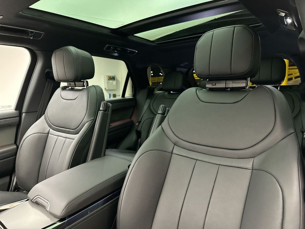 Used 2025 Santorini Black Metallic Land Rover SE image 8