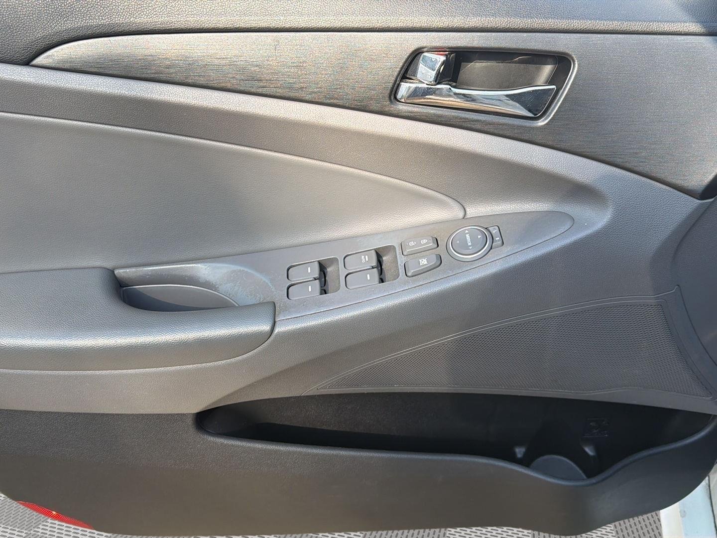 Used 2014 Pearl White Hyundai GLS image 18